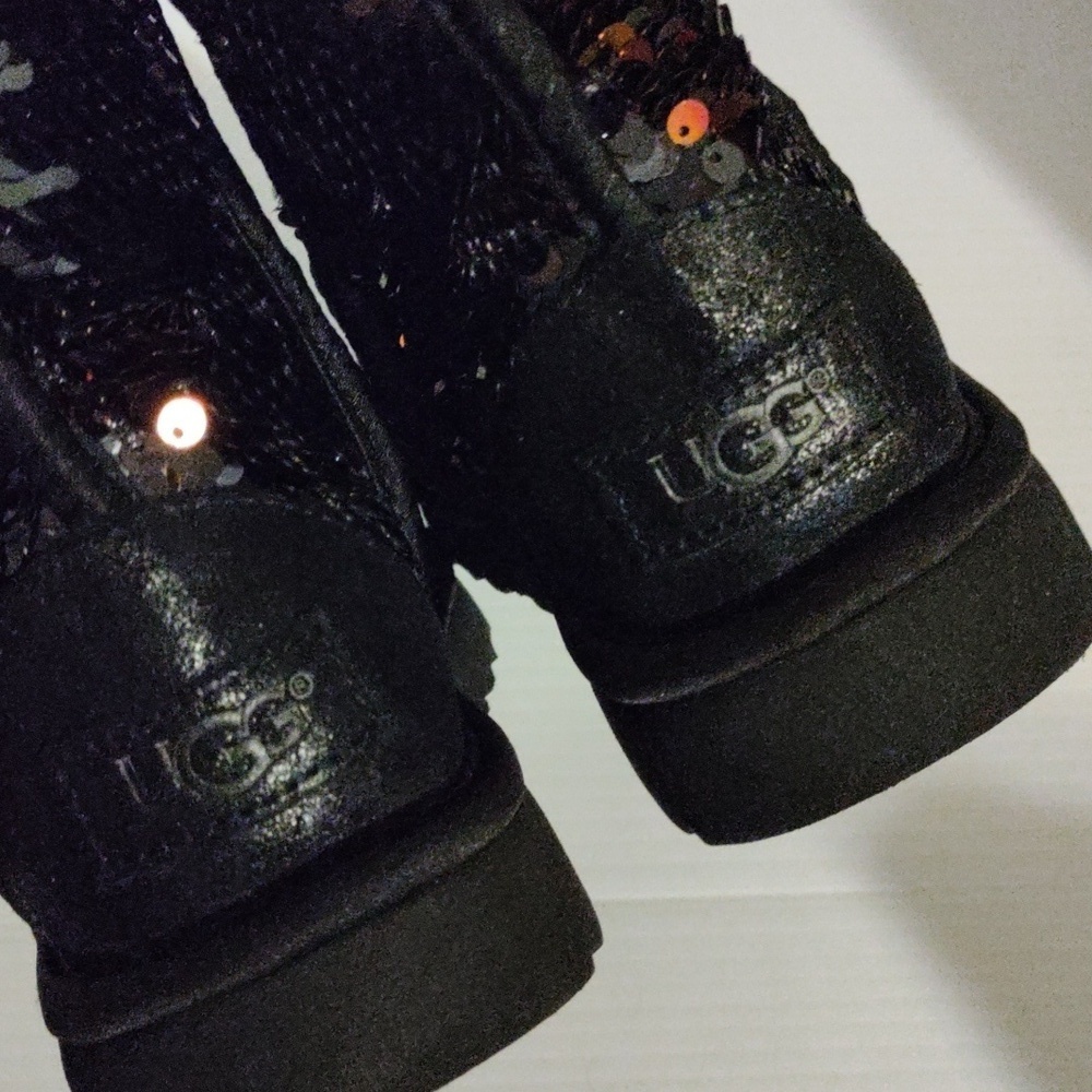 New UGG Women’s Classic Short Sequin Black Boots Sise 6 - Picture 5 of 9